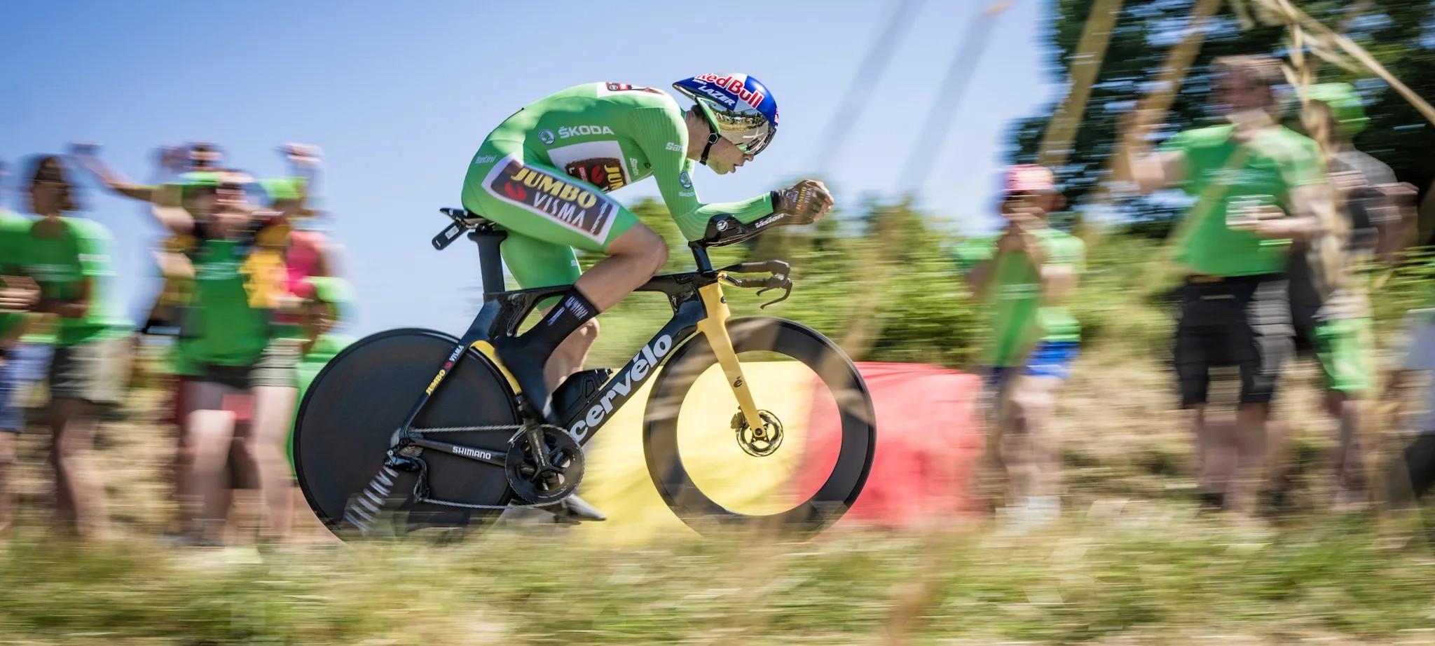 Wout snelt naar de overwinning in de voorlaatste etappe van de Tour de France.